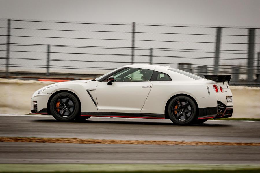  Nissan GT-R Nismo 2017 года  (UK) (фото 13 из 21)